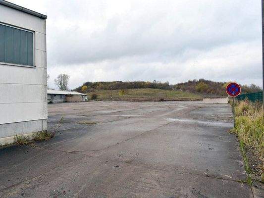 Große Stellfläche Straßenseitig