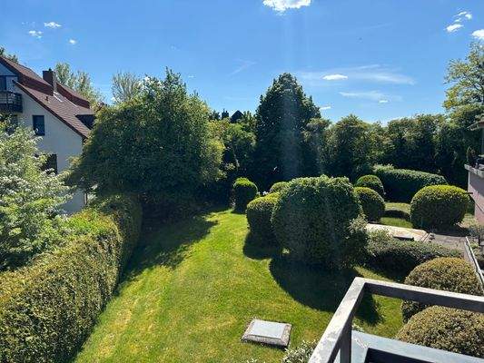 Blick vom Balkon - sehr gepflegte Gartenanlage