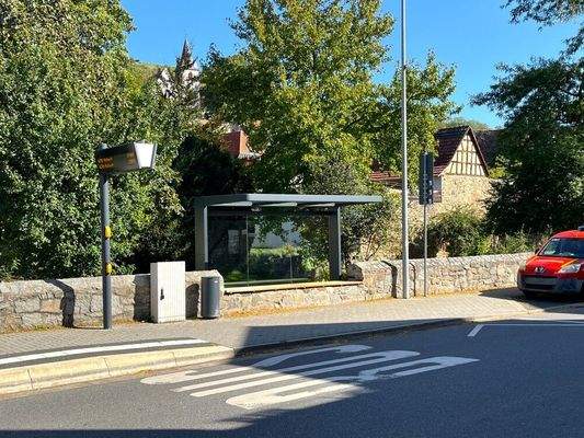 Bushaltestelle gegenüber 