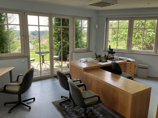 Büro mit Zugang zur Terrasse