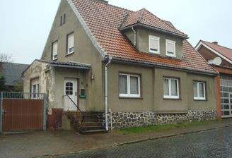 Bild 1 u. 2  Straßenseitige Hausansicht