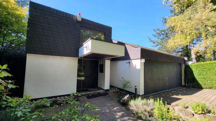 Hauseingang mit Garage