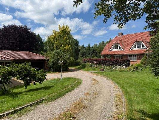 Anwesen mit Haupthaus und Nebengebäude