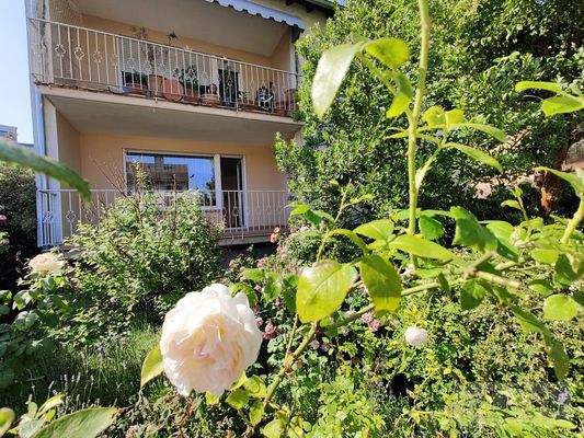 Hausfront mit zwei Balkonen