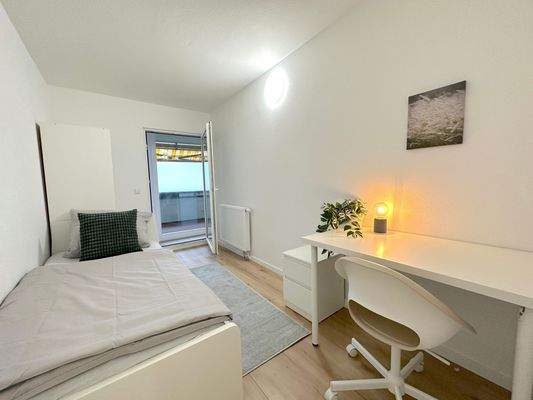 Helles Zimmer mit Balkon