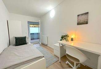 Helles Zimmer mit Balkon