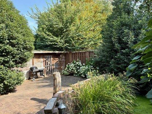 Gartenansicht mit Teich