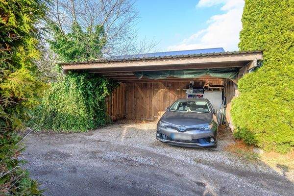 weiteres Doppelcarport mit Abstellräumen
