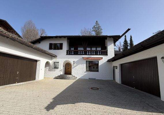 Innenhof mit 4 Garagenplätzen