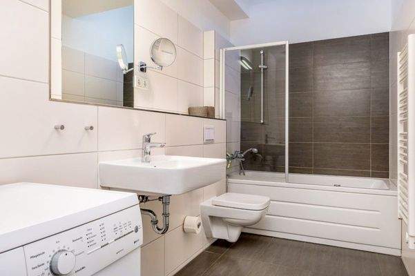 Bad mit Whirlwanne und Waschmaschine 