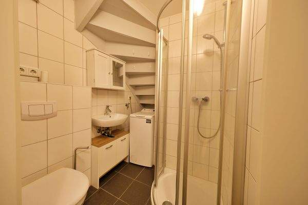 Bad mit Dusche / kleines Haus