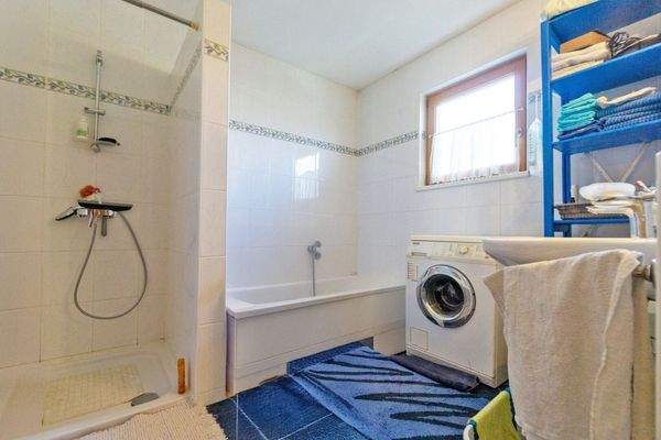 Badezimmer mit Dusche und Wanne