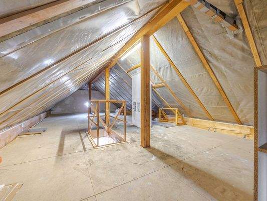 großflächiger Dachboden