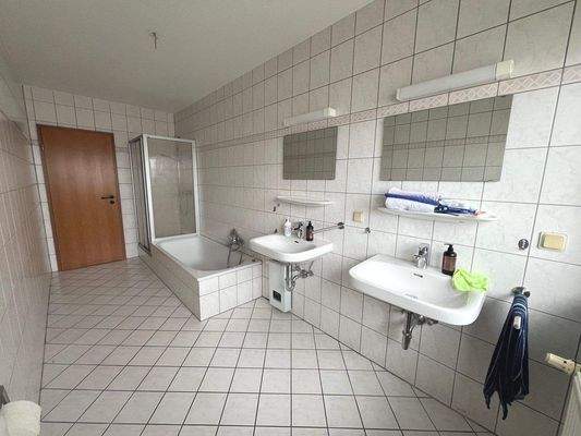 Bad mit Dusche und Wanne