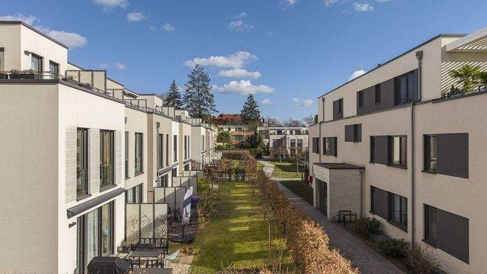 Häuseransicht mit Gärten