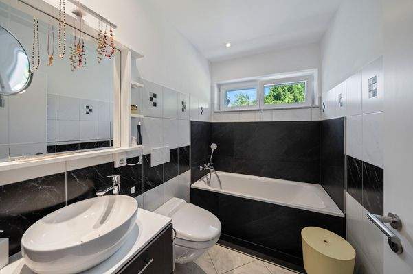 Tageslichtbad mit Badewanne