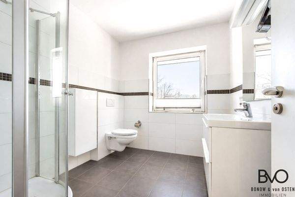 Badezimmer mit großem Fenster