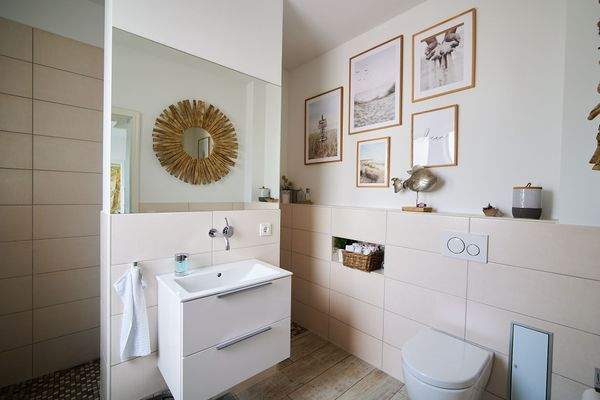 Gäste-WC mit Dusche u. Fenster