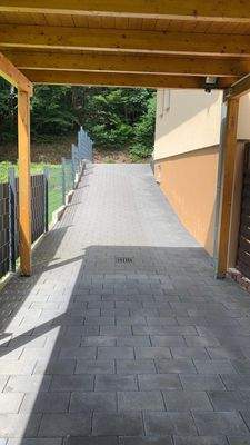 Carport mit Zufahrt