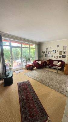 großes Wohnzimmer mit Blick in den Garten