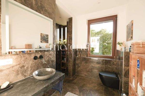 Badezimmer mit hochwertiger Ausstattung Dusche