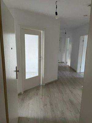 Heller Flur mit Türen