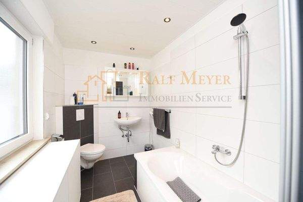 Tageslichtbad mit Wanne im OG