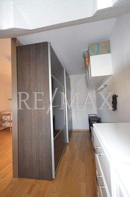 Ankleideecke durch den Schrank gestellt