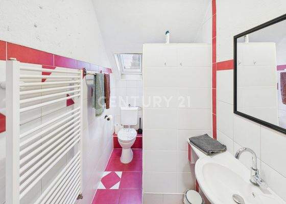 Badezimmer mit Dusche im Obergeschoss