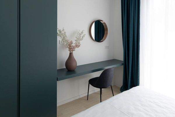 Elegantes Schlafzimmer mit großen bodentiefen Fenstern