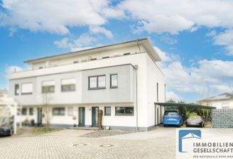 Hausansicht  mit Carport