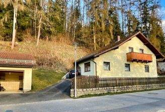 Garage und Zufahrt