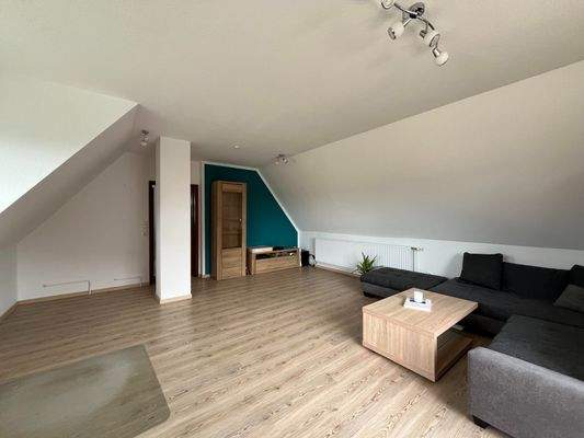 Geräumiges Wohnzimmer