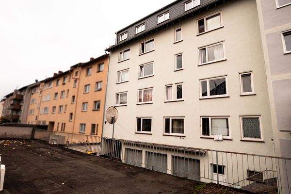 Gebäuderückseite mit Terrassenbereich