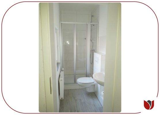 Erdgeschoss: Bad mit Dusche, Fenster und WC