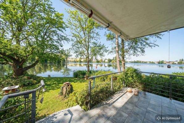 Terrasse im Erdgeschoss mit Gartenzugang