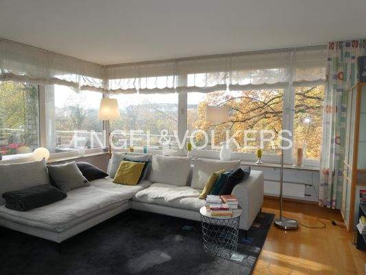 Helles Wohnzimmer mit Zugang zum Balkon