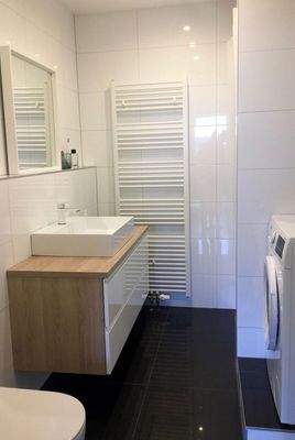 Modernes Bad mit Dusche