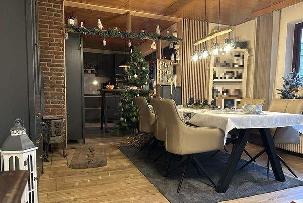 Essbereich mit Zugang zur Küche