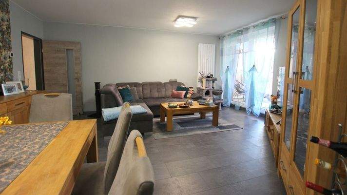 Wohnzimmer mit Zugang zum Balkon