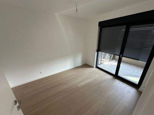 Gemütliches Schlafzimmer mit direktem Zugang zur Loggia