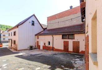Wohnhaus, Scheune und Hoffläche