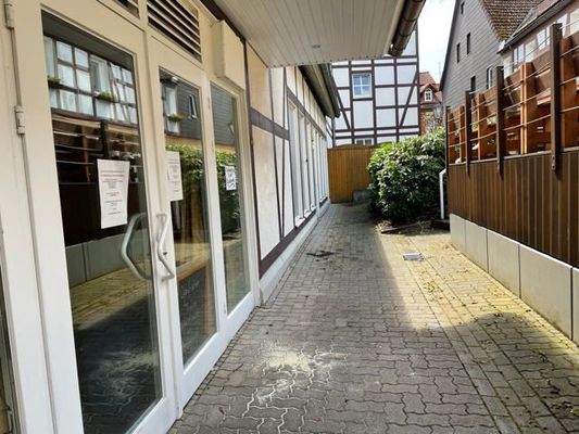 Eingang mit Platz für Bestuhlung im Sommer