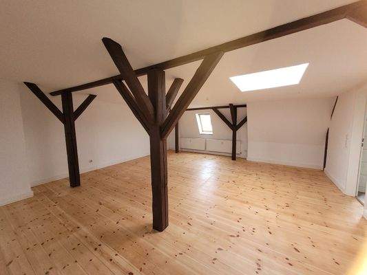 Einblick Wohnbereich mit offener Küche