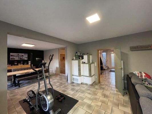 Wohn- u. Esszimmer mit Kachelofen