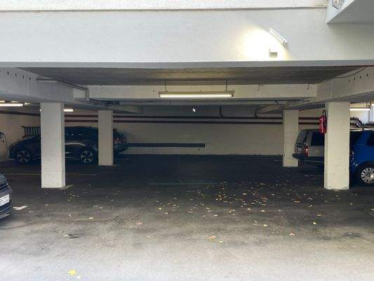 Ein Stellplatz direkt am Haus und ein Tiefgaragenstellplatz runden die Wohnung perfekt ab