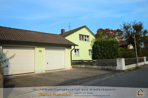 Aussen mit Garage