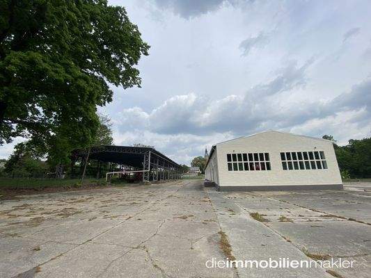 Grundstück mit beiden Hallen
