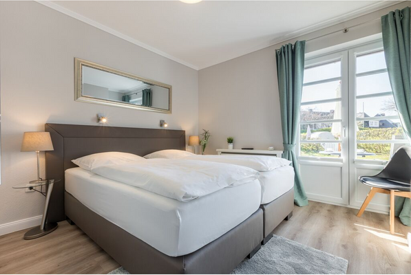 Flügeltür vom Schlafzimmer auf die Terrasse