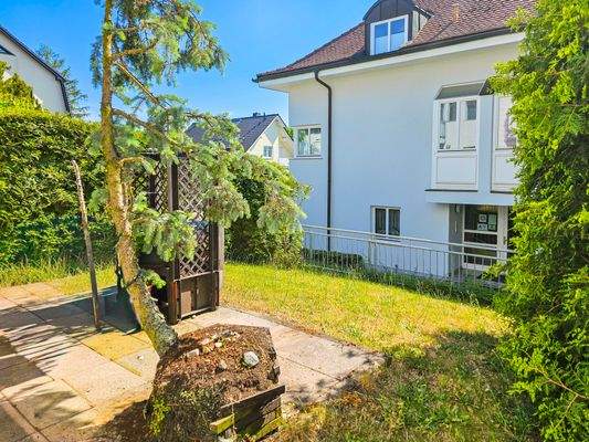 Terrasse und grüner Innenhof